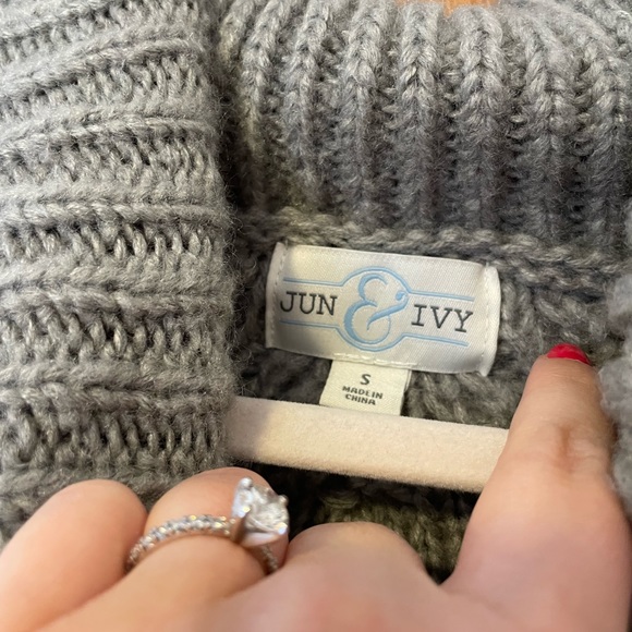 Francesca’s Gray Turtleneck Cable Knit Sweater Size Small - Picture 3 of 3